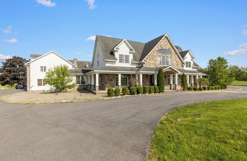 Mt. Bethel House | Mountain Valley Mansion/200-Acre Farm/Sleeps 16/Partial Property Rental
