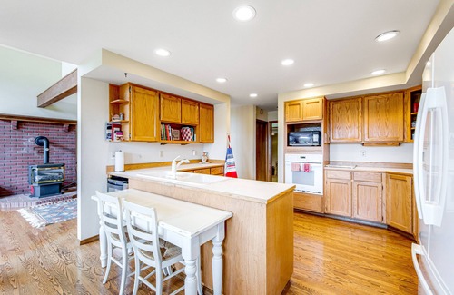 Enumclaw House | Mountain & Valley View Home with Private Hot Tub, Large Deck, 2 Gas Fireplaces