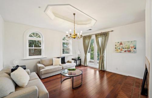 Canoga Park House | Mountain View Luxury Estate with Pool in West Hills