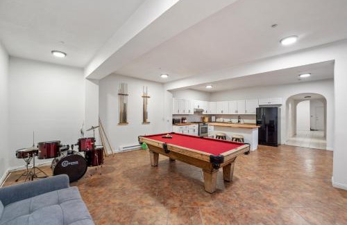 Canoga Park House | Mountain View Luxury Estate with Pool in West Hills