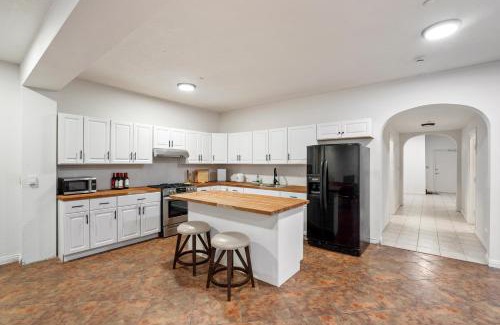 Canoga Park House | Mountain View Luxury Estate with Pool in West Hills