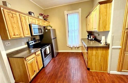 Glenwood Springs House | Mountain Victorian+Heart of Downtown+Kitchen+Yard!
