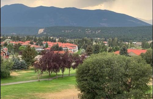 East Kootenay Apartment | Mountain View Vacation Villa Main Floor Unit, No Stairs