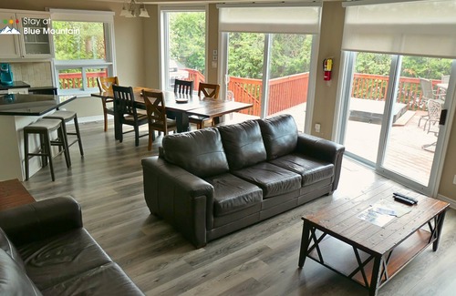 The Blue Mountains Ski Chalet | Mountain Views, Steps to BM Village, Hot Tub, BBQ