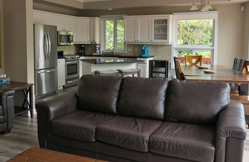 The Blue Mountains Ski Chalet | Mountain Views, Steps to BM Village, Hot Tub, BBQ