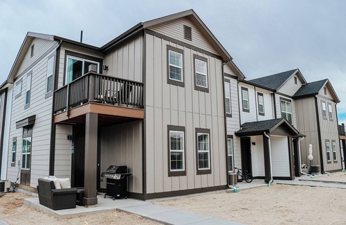 Erie House | Mountain View 3-bedroom townhome with AC and WiFi in Downtown Erie