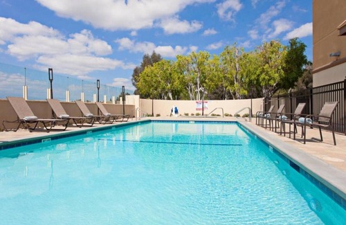 Valle Lindo House | Mountain-view Anaheim rooms near Disneyland !