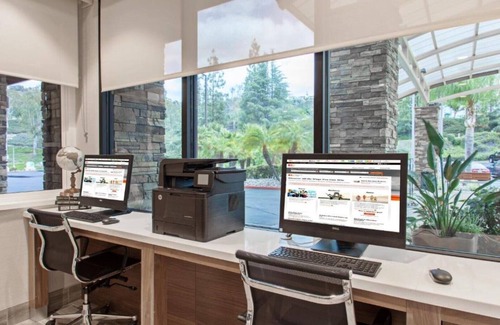 Valle Lindo House | Mountain-view Anaheim rooms near Disneyland !