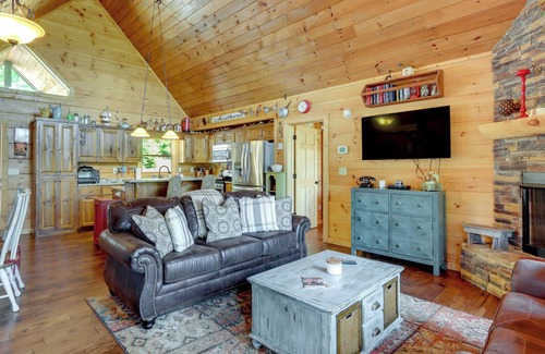 Copperhill Cabin | Mountain-View Appalachian Cabin Escape w/ Hot Tub!