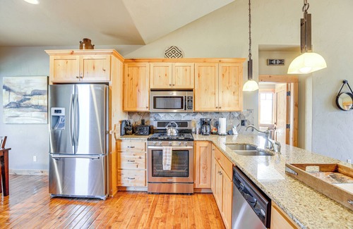 Powell Butte Cabin | Mountain-View Cabin Near Trails in Powell Butte!
