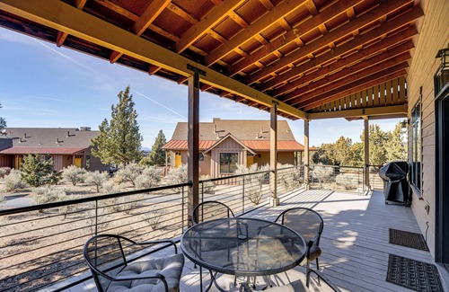 Powell Butte Cabin | Mountain-View Cabin Near Trails in Powell Butte!