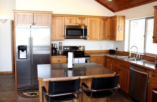 West Glacier Cabin | Mountain View Cabin with Deck, Jacuzzi and Ping Pong Table in Montana