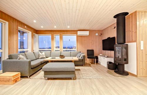 Sennesvik House | Mountain View Cabin