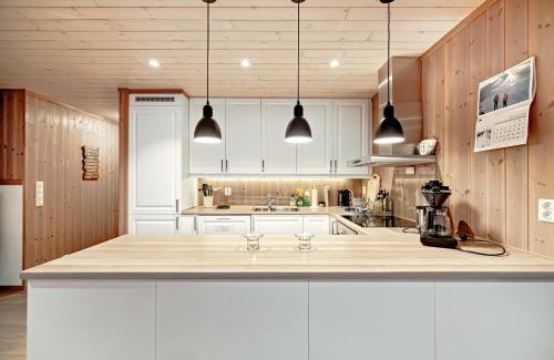 Sennesvik House | Mountain View Cabin