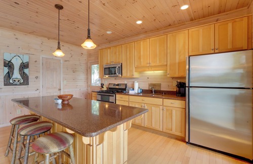 Blue Ridge House | Mountain View Cabin on Lake Blue Ridge: Hot Tub!