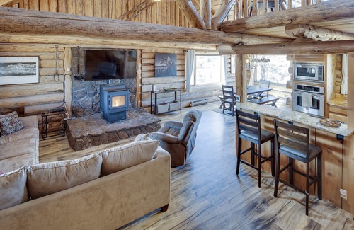 Terrebonne Cabin | Mountain View Cabin Oasis near Smith Rock on Multi-acre Property, Dog-Friendly!