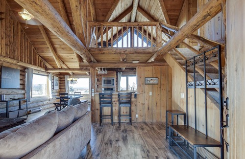 Terrebonne Cabin | Mountain View Cabin Oasis near Smith Rock on Multi-acre Property, Dog-Friendly!