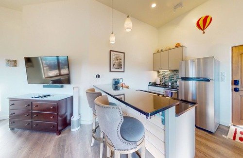 Taos Cottage | Mountain-view casita with hot tub, pickeball court, walking labyrinth & orchard