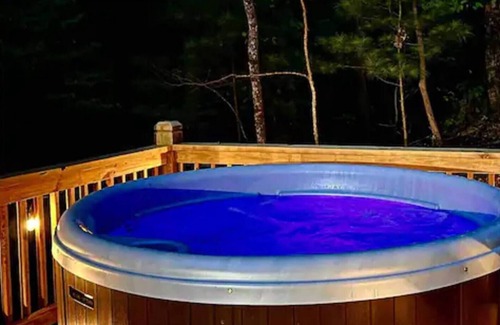 Walnut Mountain House | Mountain View ChaletnSunsets.HotTub.DogsnGameRoom