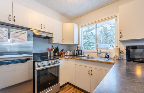 Harvie Heights Condo | Mountain View Cozy 2-Storey Chalet, 2 BR , 1.5 BTH, Hot Tub, BBQ