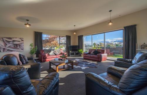 Te Anau House | Mountain View Comfort - Te Anau Holiday Home
