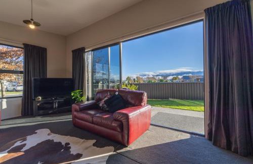 Te Anau House | Mountain View Comfort - Te Anau Holiday Home