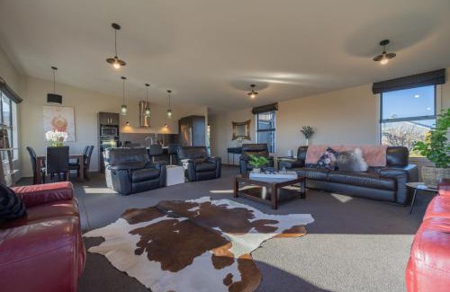 Te Anau House | Mountain View Comfort - Te Anau Holiday Home