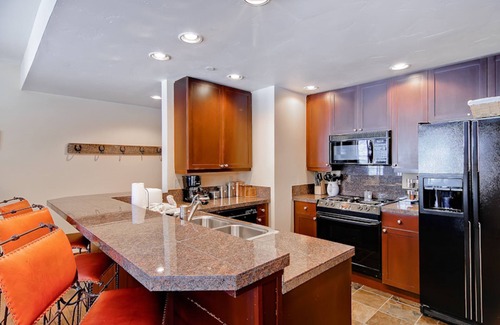 Historic District Condo | Mountain view condo with pool & hot tubs - walk to lifts, historic Main Street
