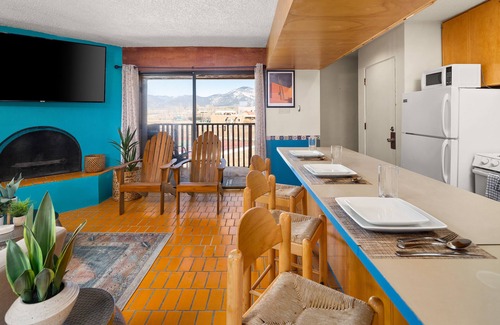 El Prado Condo | Mountain View Condo 25 min to Taos Ski Resort