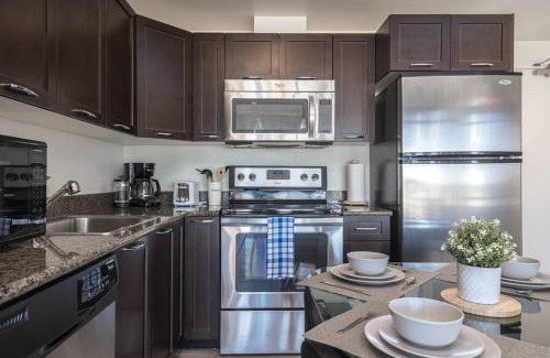 Brentwood Apartment | Mountain view Condo beside UofC, CTrain, Mall, Gym