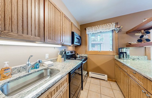 Central Vermont- Killington Condo | Mountain view condo with pool, hot tub, sauna & gym - walk to lifts & golf