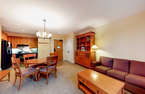 Stratton Mountain Condo | Mountain View Condo with Fast WiFi, Shared Hot Tub, & Resort Amenities