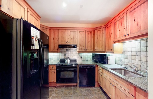 Stratton Mountain Condo | Mountain View Condo with Fast WiFi, Shared Hot Tub, & Resort Amenities