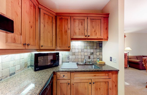 Stratton Mountain Condo | Mountain View Condo with Fast WiFi, Shared Hot Tub, & Resort Amenities