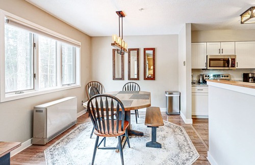 Stratton Mountain Condo | Mountain-view condo with private balcony, fireplace, & updated interior