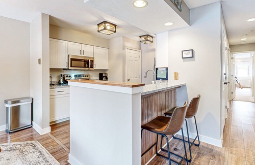 Stratton Mountain Condo | Mountain-view condo with private balcony, fireplace, & updated interior