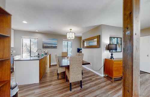 Eagle-Vail Condo | Mountain-view condo with washer/dryer, fireplace, patio & golf nearby