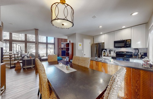 Eagle-Vail Condo | Mountain-view condo with washer/dryer, fireplace, patio & golf nearby