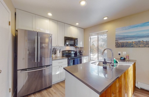 Eagle-Vail Condo | Mountain-view condo with washer/dryer, fireplace, patio & golf nearby