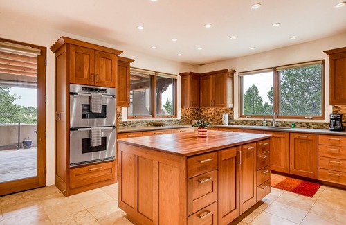 La Tierra House | Mountain view estate with main house & guest house - rooftop hot tub, dogs ok
