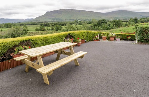 Fivemilebourne House | MOUNTAIN VIEW, family friendly in Cliffoney, County Sligo