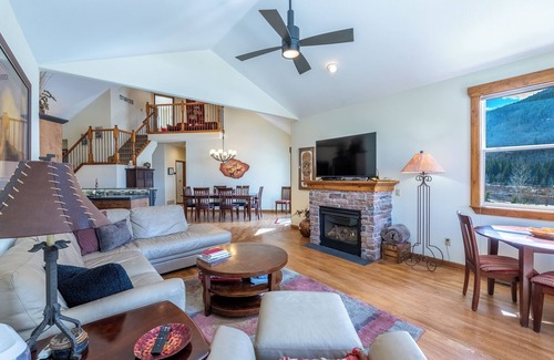 Blue River House | Mountain View From Every Room
