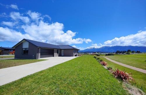 Te Anau House | Mountain View Getaway