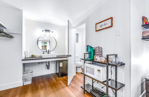 Quilcene Apartment | Mountain-view ground-floor studio with fast WiFi - dog-friendly