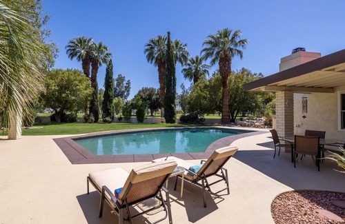Borrego Springs House | Mountain-view home with private pool/hot tub, charming interior & roll-in shower