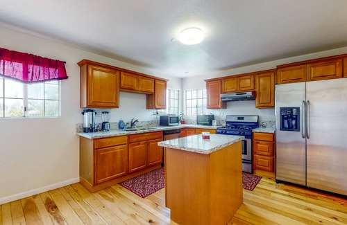 Lake Elsinore House | Mountain-view home with private pool, putting green, grill, & dog-friendly yard