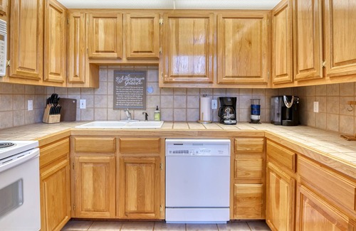 Ponderosa Pines House | Mountain View Home in a Quiet Area w/ WiFi & Washer/Dryer - 3 Dogs Welcome