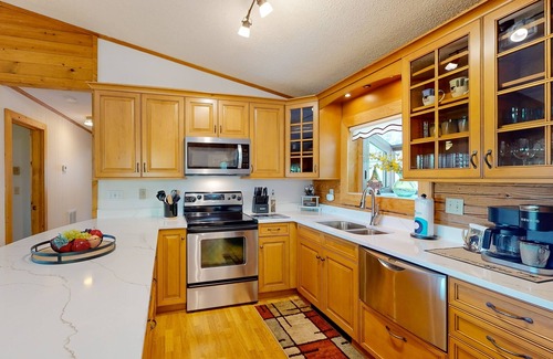 Waynesville House | Mountain view home with a furnished deck, gas fireplace and washer/dryer