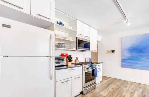 Santa Venetia House | Mountain-view home with private pool, WiFi, & central AC - near bike trails