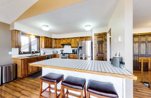 Summit Cove House | Mountain view home with deck, wood-burning fireplace, & WiFi - great location